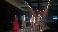 Koleksi Wibawa dalam Sadum karya Adah Mode terinspirasi dari Ulos Sadum khas Batak Toba, Sumatera Utara dalam IN2MOTIONFEST X JMFW 2026, di Jakarta, Rabu, (14/10/2026). (Liputan6.com/Nurri Indah)