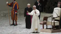 Paus Leo XIV bertemu dengan jurnalis media internasional pertama kalinya di Paul VI Hall Vatikan, Senin (12/5/2025). (AFP/Domenico Stinellis)