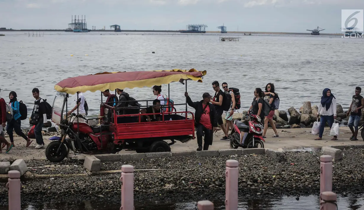 Penumpang berjalan usai berlibur perayaan pergantian Tahun Baru 2018 di Pelabuhan Kali Adem, Jakarta, Senin (1/1). Warga padati Kali Adem usai liburan Tahun Baru dari Kepulauan Seribu. (Liputan6.com/Faizal Fanani)