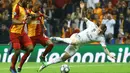 Gelandang Real Madrid, Toni Kroos, berusaha mempertahankan bola saat melawan Galatasaray pada laga Liga Champions di Stadion Ali Sami Yen Spor, Istanbul, Selasa (22/10). Galatasaray kalah 0-1 dari Madrid. (AFP/Gokhan Kilicer)