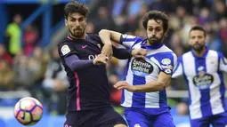 Gelandang Barcelona asal Portugal, Andre Gomes, berebut bola dengan bek Deportivo, Alejandro Arribas. Pada laga tersebut Deportivo memakai skema 4-2-3-1 sementara Barcelona menggunakan formasi 3-4-3. (AFP/Miguel Riopa)