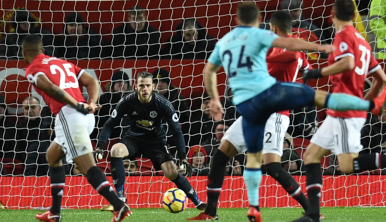 Kiper Manchester United David de Gea mengamati lanjutan laga Premier League saat timnya menjamu AFC Bournemouth di Old Trafford, Rabu (13/12). Manchester United unggul hanya 1-0 atas AFC Bournemouth lewat gol Romelu Lukaku. (Oli SCARFF / AFP)