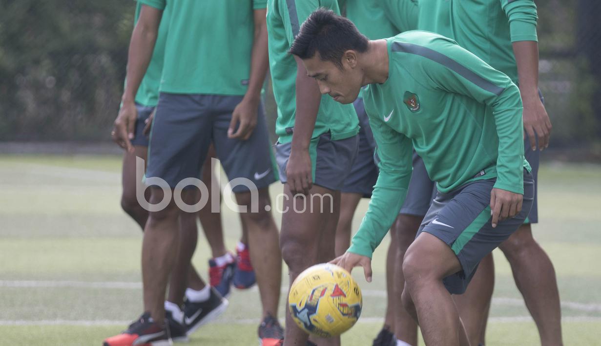 Pemain Timnas Indonesia yang berposisi sebagai bek kanan, Beny Wahyudi serius mengolah bola sebelum sesi latihan di Hotel Grand Fourwings, (17/12/2016). (Bola.com/Vitalis Yogi Trisna)