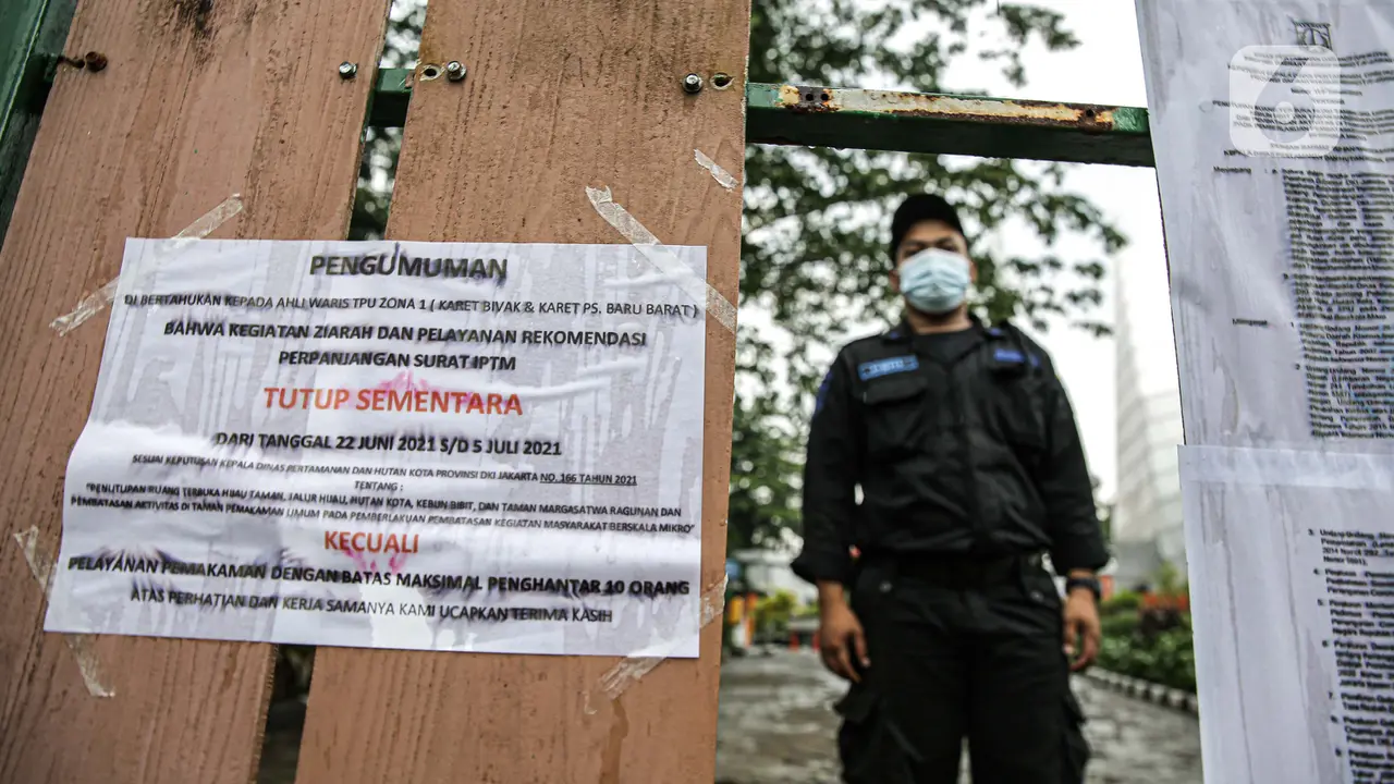 FOTO: Tekan Penularan COVID-19, TPU Karet Bivak Tutup Sementara