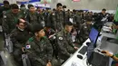 Tentara Korea Selatan mengantre untuk konseling saat mengikuti job fair di ruang pameran KINTEX, Goyang, Korea Selatan, Rabu (20/3). Sekitar 200 perusahaan ikut ambil bagian dalam job fair ini. (JUNG Yeon-Je/AFP)