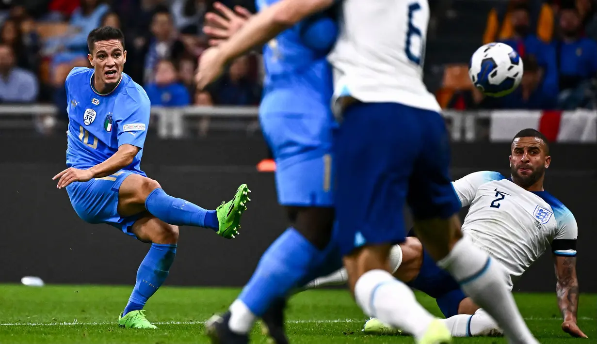 <p>Gol tunggal Italia datang dari aksi Giacomo Raspadori di menit ke-68. Umpan lambung Bonucci disambut Raspadori menjadi kecohan ke kanan lalu diteruskan dengan sepakan keras ke sudut bawah gawang lawan. (AFP/Marco Bertorello)</p>