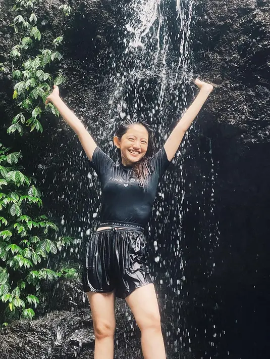 Ia memilih mengenakan kaos polos lengan pendek warna hitam dan celana pendek dengan warna senada. Celana pendek dan kaos oblong juga sengaja dikenakan agar lebih leluasa dalam bergerak. (Liputan6.com/IG/@nataliezenn24).