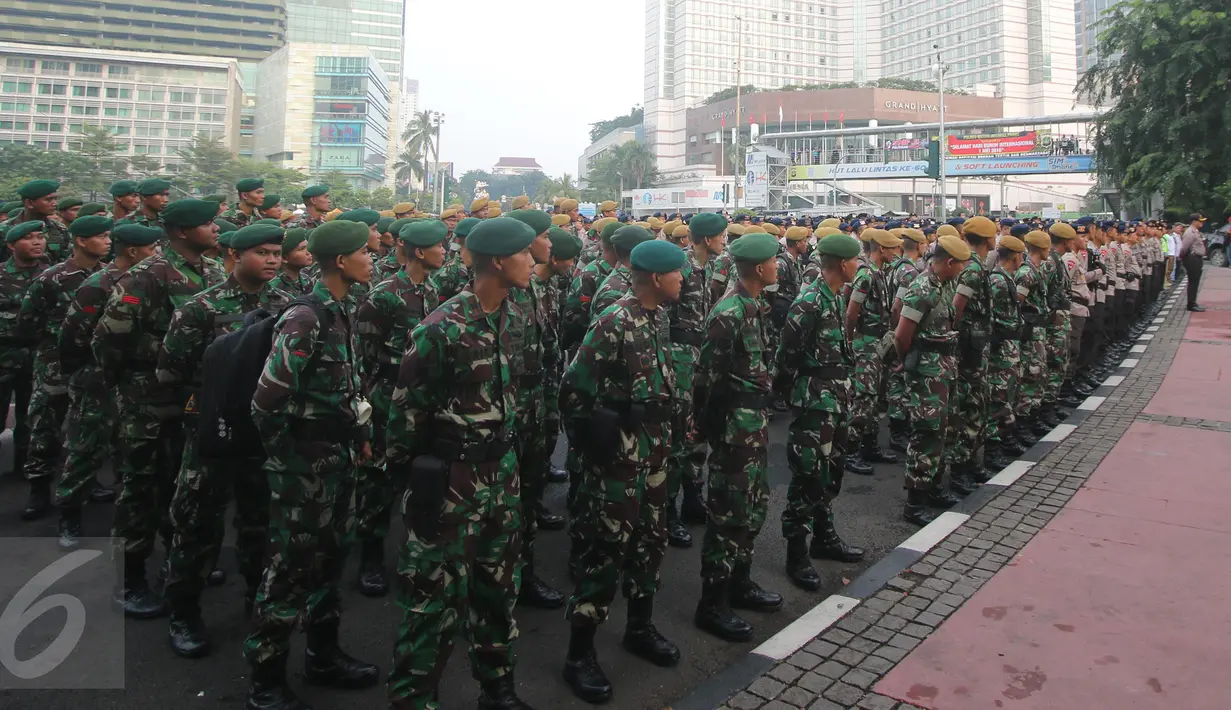 Ratusan personil pengamanan melakukan apel di Bundaran HI, Jakarta, Minggu (1/5). Sebanyak 8.153 petugas dari Polri, TNI, Satpol PP, dan Dinas Perhubungan dikerahkan untuk mengamankan peringatan May Day 2016. (Liputan6.com/Angga Yuniar)