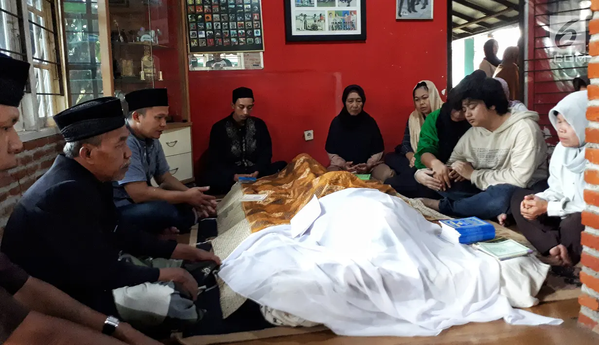 Keluarga dan kerabat berdoa di jenazah gitaris dan vokalis band Koes Plus, Yon Koeswoyo di rumah duka kawasan Pamulang, Tangerang Selatan, Jumat (5/1). Sebelumnya, Yon Koeswoyo sudah dua tahun terakhir keluar masuk rumah sakit. (Liputan6.com/Fery Pradolo)