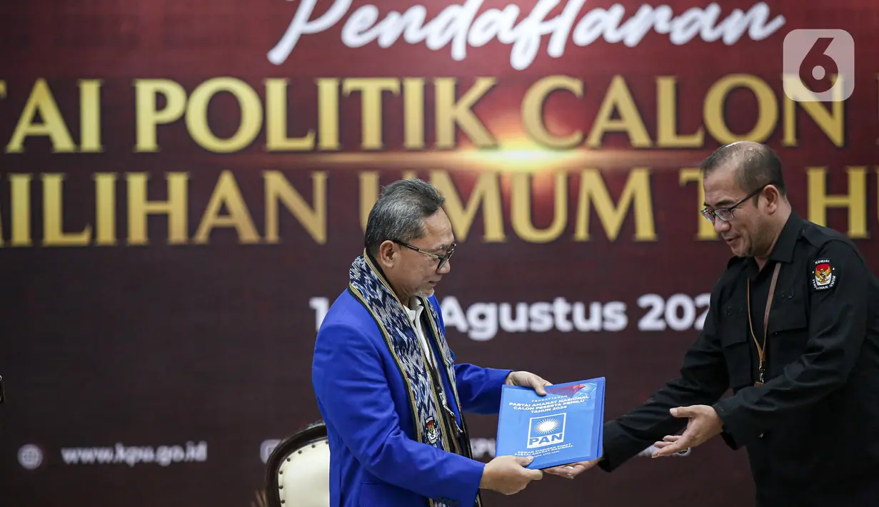 Ketua Komisi Pemilihan Umum (KPU) Hasyim Asy'ari (kanan) menerima berkas pendaftaran dari Ketua Umum Partai Amanat Nasional (PAN)Zulkifli Hasan saat Pendaftaran Partai Politik Calon Peserta Pemilu tahun 2024 di Gedung KPU, Jakarta, Rabu (10/8/2022). KPU menerima berkas dari 4 partai politik yang mendaftar sebagai calon peserta Pemilu 2024 di hari kesepuluh pendaftaran. (Liputan6.com/Faizal Fanani)