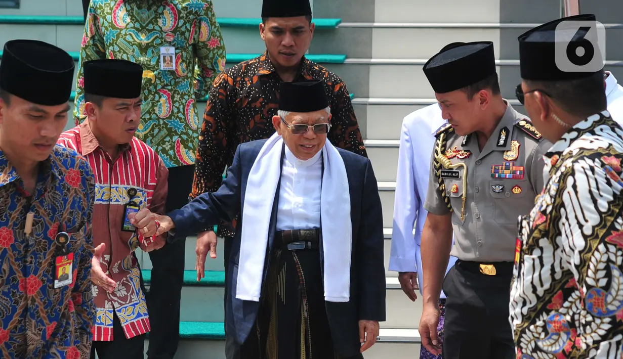 Wakil Presiden Ma’ruf Amin usai melakukan salat Jumat sebelum membuka acara Musyawarah Bersama (Mubes) di Masjid Baiturrahman, Semarang, Jumat (13/12/2019).  Musyawarah Bersama tersebut diselenggarakan MUI, IPHI, DMI, BWI dan Baznas. (Liputan6.com/Gholib)