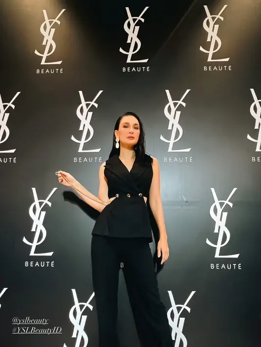 Luna Maya lengkapi penampilannya dengan aksen belt rantai yang elegan [@lunamaya]