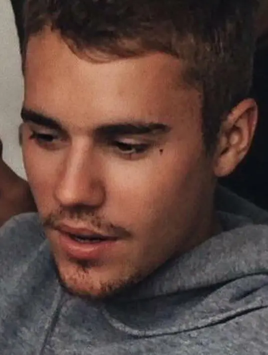 Para penggemar datang mengepung Justin saat itu untuk meminta foto bersama idola mereka. Hal ini terjadi ketika Justin sedang berlenggang seorang diri di kawasan Sydney tersebut. (Instagram/Justinbieber)