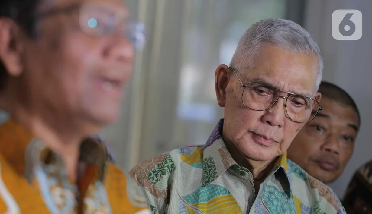 Wakil Presiden ke 6 Try Sutrisno memberikan keterangan usai menggelar pertemuan tertutup dengan Gerakan Suluh Kebangsaan di kediamannya di Jakarta, Kamis (3/10/2019). Pertemuan tersebut selain silaturahmi juga mendiskusikan berbagai isu kebangsaan saat ini. (Liputan6.com/Faizal Fanani)