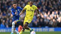 Hakim Ziyech mengejar bola dari pemain Brentford (AFP)
