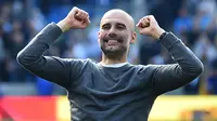 Pelatih Manchester City, Pep Guardiola, merayakan gelar juara Liga Inggris di Stadion American Express Community, Brighton, Minggu (12/5). City juara setelah unggul satu poin dari Liverpool. (AFP/Glyn Kirk)