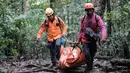 Hingga Minggu 18 Januari 2026, tim gabungan sudah berhasil menemukan puing-puing pesawat serta mengevakuasi satu jenazah dari lokasi kecelakaan di sekitar puncak Gunung Bulusaraung, Sulawesi Selatan. Tampak dalam foto, personel pencarian dan penyelamatan membawa kantong jenazah dari lokasi kecelakaan pesawat turboprop Indonesia Air Transport berjenis ATR 42-500 di Gunung Bulusaraung, Sulawesi Selatan pada Minggu 18 Januari 2026. (Muchtamir Zaide/AFP)