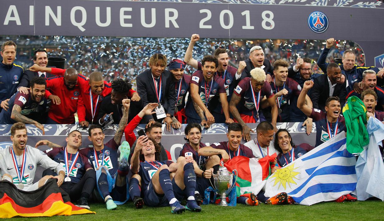 Pemain Paris Saint-Germain merayakan kemenangan atas Les Herbiers pada final Piala Prancis (Coupe de France) di Stade de France, Rabu (9/5). Untuk keempat kalinya secara beruntun sejak 2015, PSG berhasil menjadi juara Piala Perancis. (AP/Francois Mori)