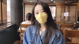 Meski pakai masker sekalipun, Park Bo Young tetap memesona. Beragam ekspresi yang dipamerkannya dan diunggah di media sosial memang sering kali curi perhatian para penggemarnya di media sosial. Pakai jaket denim, penampilan simpel artis kelahiran 12 Februari 1990 ini simpel namun tetap terlihat keren. (Liputan6.com/IG/@boyoung0212_official)