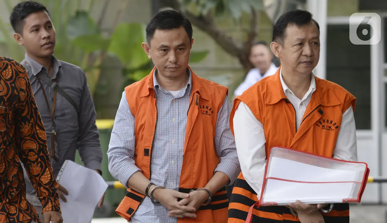 Dua tersangka Kadis Perdagangan Lampung Utara nonaktif, Wan Hendri dan Kepala Dinas PUPR Lampung Utara nonaktif, Syahbuddin mengenakan rompi tahanan akan menjalani pemeriksaan untuk melengkapi berkas di Gedung KPK, Jakarta, Rabu (29/1/2020). (merdeka.com/Dwi Narwoko)