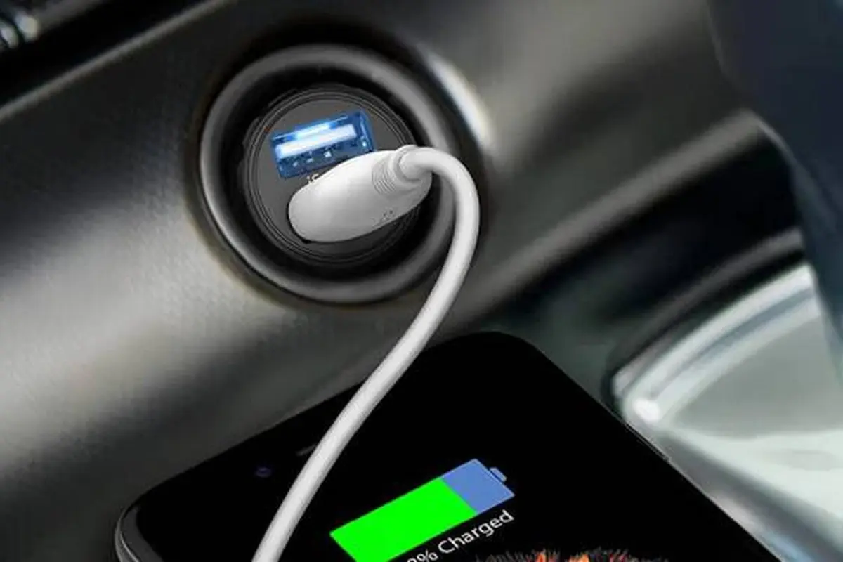 Ilustrasi mengisi daya smartphone di mobil menggunakan car charger. Dok: reviewed.com