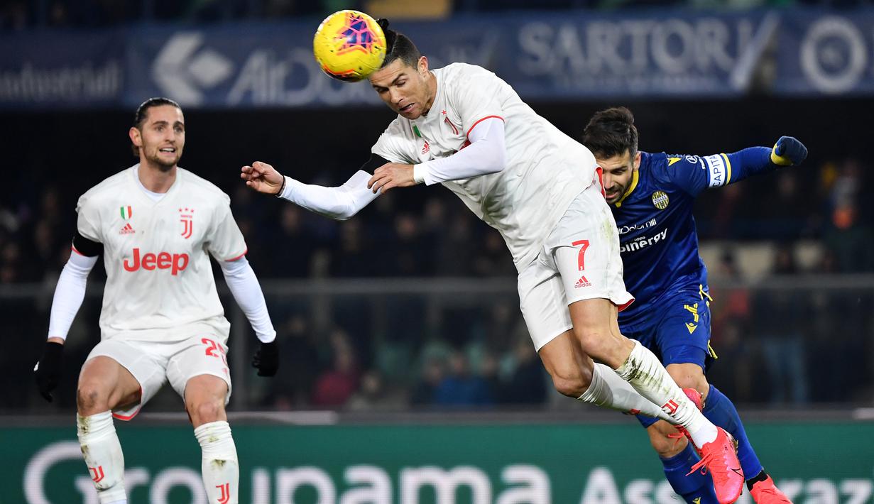 Striker Juventus, Cristiano Ronaldo, menyundul bola saat melawan Hellas Verona pada laga Serie A di Stadion Marc'Antonio Bentegodi, Sabtu (8/2/2020). Juventus kalah 1-2 dari Hellas Verona. (AFP/Marco Bertorello)
