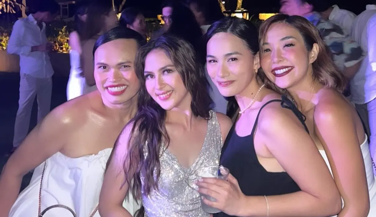 Sementara saat after party, Jessica Mila memilih gaun berwarna silver rancangan Yogie Pratama.