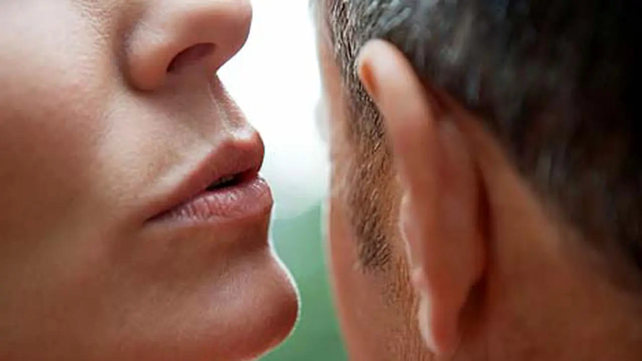 Kulit Pria Terasa Geli Saat Dengar Suara Wanita