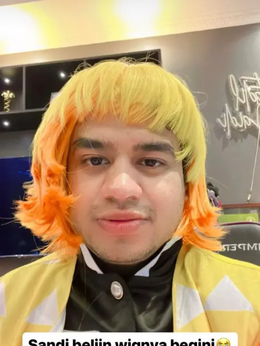 Begini tampilan Fadil Jaidi yang cosplay menjadi Zenitsu, lengkap dengan wig kuning yang khas.