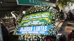 Sebuah karangan bunga dari jajaran Lantas Kota Tangerang menghiasi Mako Brimob Kelapa Dua, Depok Kamis (10/5). Pasca kerusuhan napi teroris di Rutan Cabang Salemba, dua karangan bunga dikirim menggunakan sepeda motor. (Liputan6.com/Herman Zakharia)