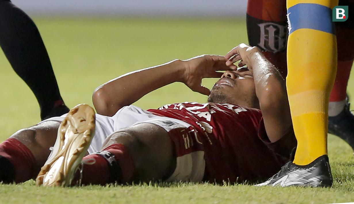 Gelandang Bali United, Hariono mengalami cedera di kepala usai berbenturan dengan mantan rekannya di Persib Bandung, gelandang Esteban Vizcarra dalam laga Grup D Piala Menpora 2021 di Stadion Maguwoharjo, Sleman. Rabu (24/3/2021). Bali United bermain Imbang 1-1 dengan Persib. (Bola.com/Arief Bagus)