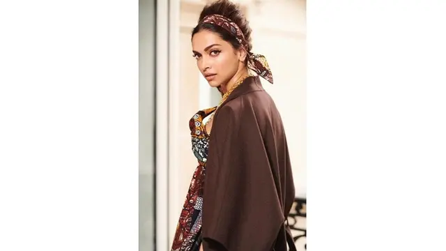6 Pesona Deepika Padukone, Tampil Menawan Kenakan Batik di Paris Fashion Week