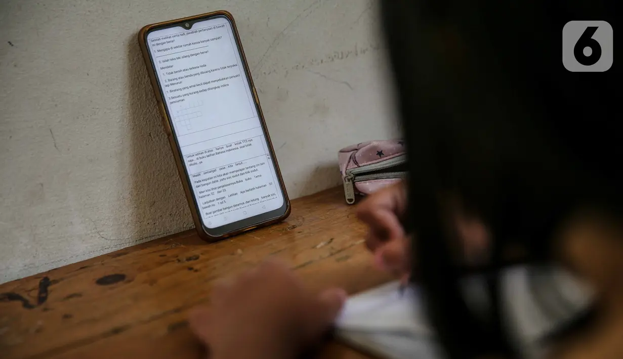 Seorang siswi memperhatikan ponsel saat belajar secara daring di Jakarta, Rabu (4/11/2020). Usulan perubahan sistem Pembelajaran Jarak Jauh dari Federasi Serikat Guru Indonesia kepada Kemendikbud terkait adanya tiga siswa yang mengakhiri hidupnya diduga lantaran depresi. (Liputan6.com/Faizal Fanani)
