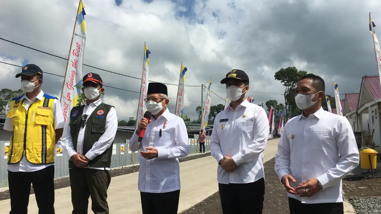 Ma'ruf Amin mengunjungi lokasi pembangunan hunian tetap dan hunian sementara bagi warga terdampak erupsi Gunung Semeru, Lumajang, Jawa Timur, Kamis (2/6/2022)