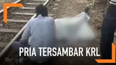 Seorang pria tewas usai tersambar KRL di perlintasan kereta Jatinegara. Diduga, korban tersambar kereta saat akan buang air kecil.