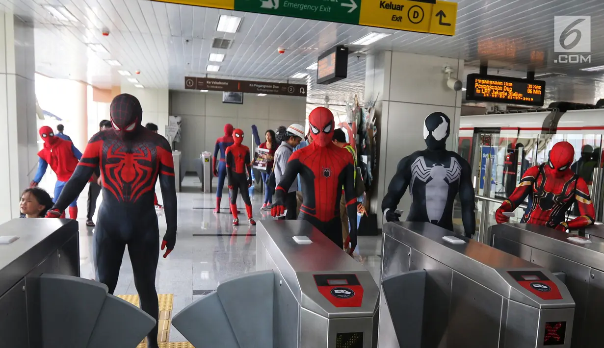 Para Spider-Man yang tergabung dalam komunitas Spider-Verse Indonesia berada di stasiun Light Rail Transit (LRT) di kawasan Jakarta, Minggu (21/7/2019). Dalam aksinya, mereka melakukan penggalangan dana untuk donasi anak penderita hydrocephalus. (Liputan6.com/Johan Tallo)