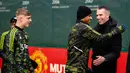 Striker Manchester United, Marcus Rashford (tengah) menyapa Robin Van Persie yang merupakan mantan pemain MU saat akan menjalani sesi latihan di Carrington, Rabu (22/2/2023). (Twitter/Manchester United)