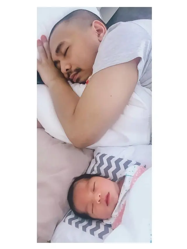 Momen Raditya Dika Saat Tidur Bersama Anaknya, Hot Daddy Banget