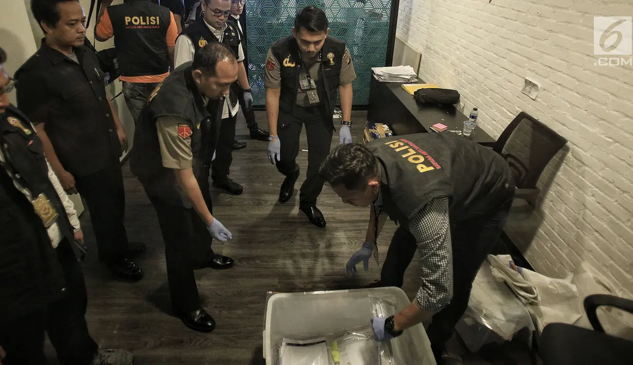 Satgas Antimafia Bola Polri menunjukan barang bukti hasil penggeledahan dari kantor PSSI di Fx  Tower, Jakarta, Rabu (30/1). Dokumen-dokumen tersebut berkaitan dengan persepakbolaan dan anggaran tahun 2017 dan 2018. (Liputan6.com/Faizal Fanani)
