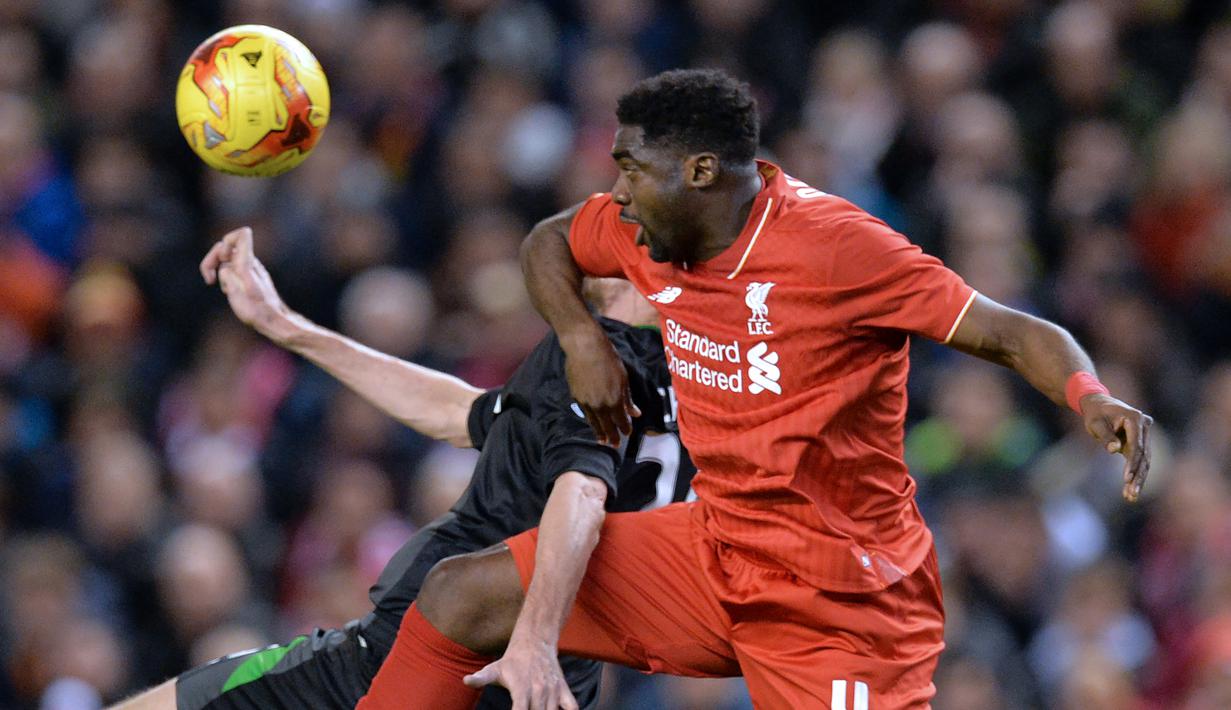 Striker Stoke City, Peter Crouch (kiri), berebut bola dengan pemain Liverpool, Kolo Toure, dalam leg kedua semifinal Piala Liga Inggris di Stadion Anfield, Liverpool, Rabu (27/1/2016) dini hari WIB. (AFP)