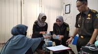 Istri salah satu tersangka dugaan korupsi Dana Desa di Jember kembalikan uang kerugian negara ke Kejaksaan Negeri Jember (Istimewa)
