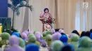 Istri Menteri Pertahanan Nora Ryamizard Ryacudu menjadi pembicara pada pembekalan kepada 931 anggota Dharma Pertiwi di Jakarta, Kamis (25/1). Pembekalan membahas peran istri mendukung suami bertugas menjaga keutuhan NKRI.  (Liputan6.com/Pool/Kemenhan)