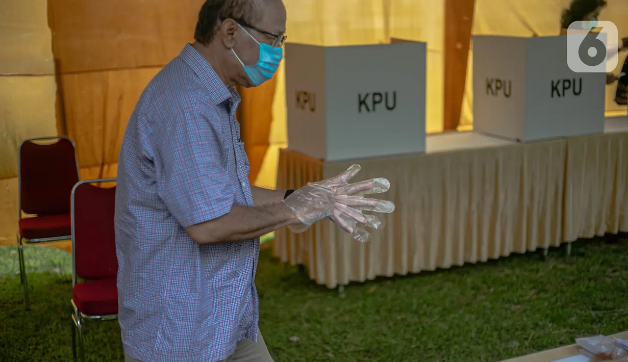 Warga menggunakan sarung tangan plastik sebelum memberikan hak suaranya di Tempat Pemungutan Suara (TPS) 69 Pisangan, Ciputat, Tangerang Selatan, Rabu (9/12/2020). Protokol kesehatan dipraktikkan cukup ketat di TPS di Pilkada Tangsel untuk menghindari penularan COVID-19 (Liputan6.com/Faizal Fanani)