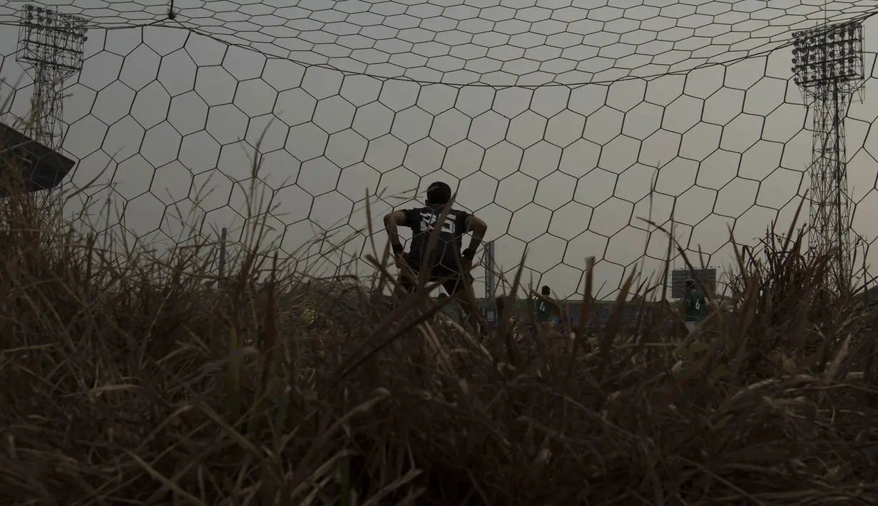 Kondisi rumput dari Stadion Lebak Bulus yang sudah tidak terawat, Rabu (8/7/2015). (Bola.com/Vitalis Yogi Trisna)