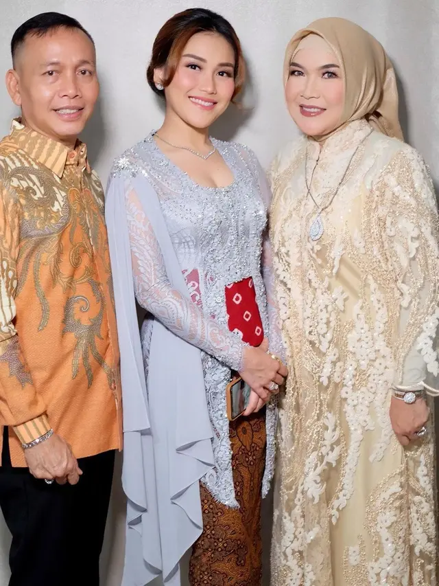Perhiasan Ayah Rozak jadi sorotan di pernikahan Rizky Billar dan Lesti Kejora (https://www.instagram.com/p/CSvmRg4huDK/)
