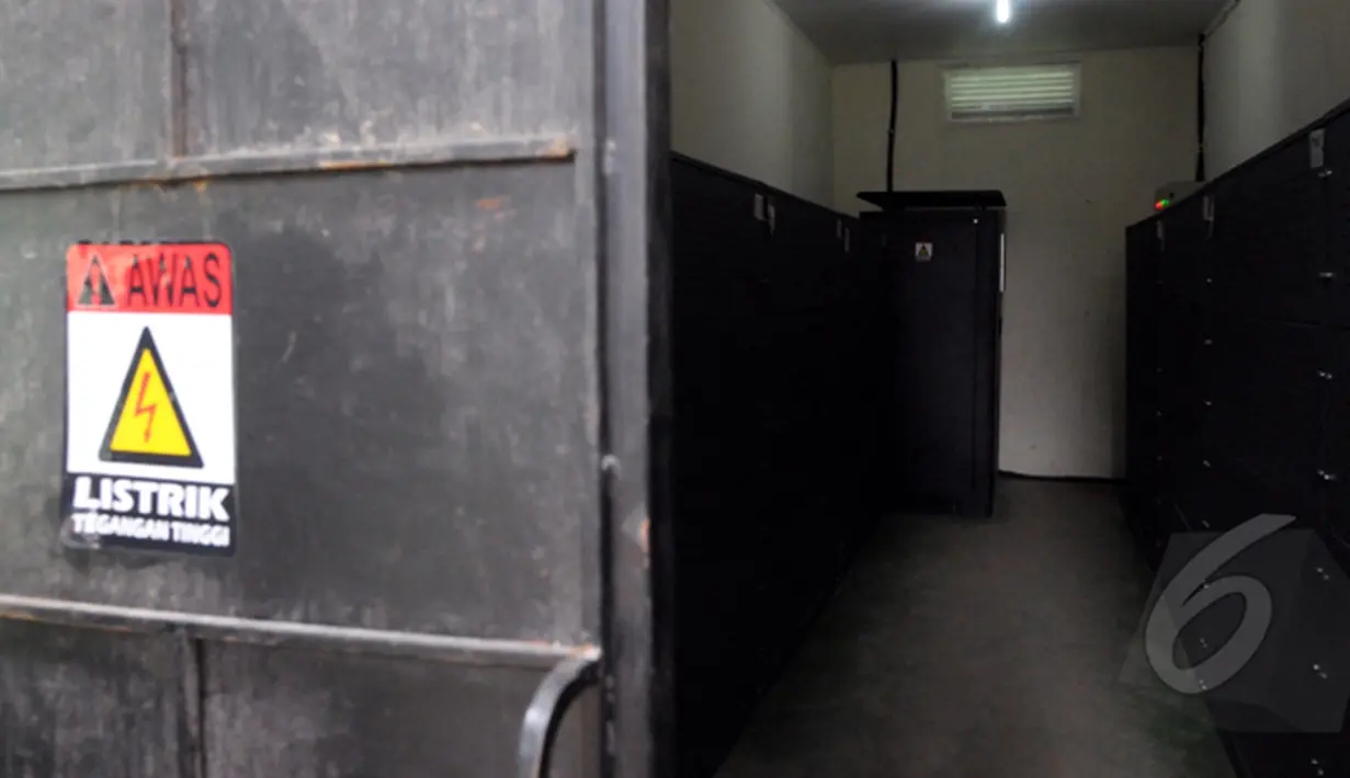 SMAN 78 menjadi salah satu dari 55 sekolah di DKI Jakarta yang menerima pengadaan uninterruptible power supply (UPS), Jakarta, Senin (2/3/2015). Diduga hampir semua sekolah di Jakarta menerima UPS senilai Rp 6 Miliar(Liputan6.com/Andrian M Tunay)