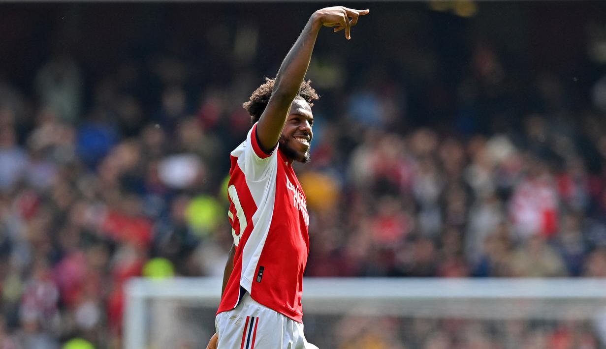 Pemain Arsenal, Nuno Tavares, melakukan selebrasi setelah mencetak gol ke gawang Manchester United  pada laga Liga Inggris di Stadion Emirates (23/4/2022). Nuno Tavares saat ini tengah dipinjamkan ke Marseille. Pemain asal Portugal itu kemungkinan masuk daftar jual pada akhir musim nanti. (AFP/Glyn Kirk)