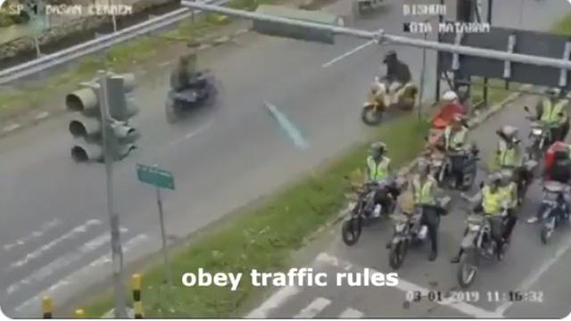 Polisi Tidak Menegur, Video Pengendara Langgar Aturan saat Berhenti di Lalu Lintas Ini Viral
