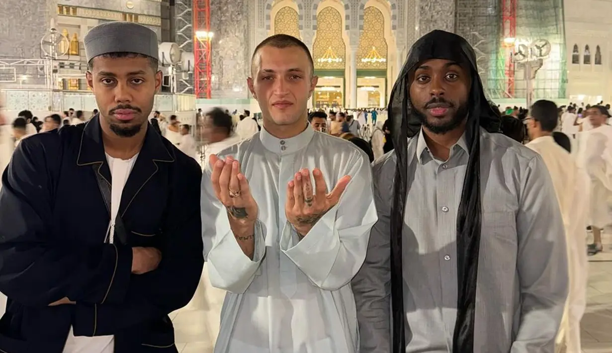Tentu saja keputusannya untuk pergi umroh di bulan ramadhan ini menjadi sorotan netizen. Pasalnya, dirinya tak pernah memperlihatkan pada publik mengenai keyakinan yang dianutnya. (Liputan6.com/IG/@anwarhadid)