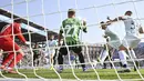 Pada menit ke-44, Inter memecah kebuntuan. Bermula dari sepak sudut Calhanoglu, bola disundul Dumfries. Bola lantas mengarah ke Dzeko dan diselesaikan dengan baik untuk menjadi gol. (AP/LaPresse/Massimo Paolone)